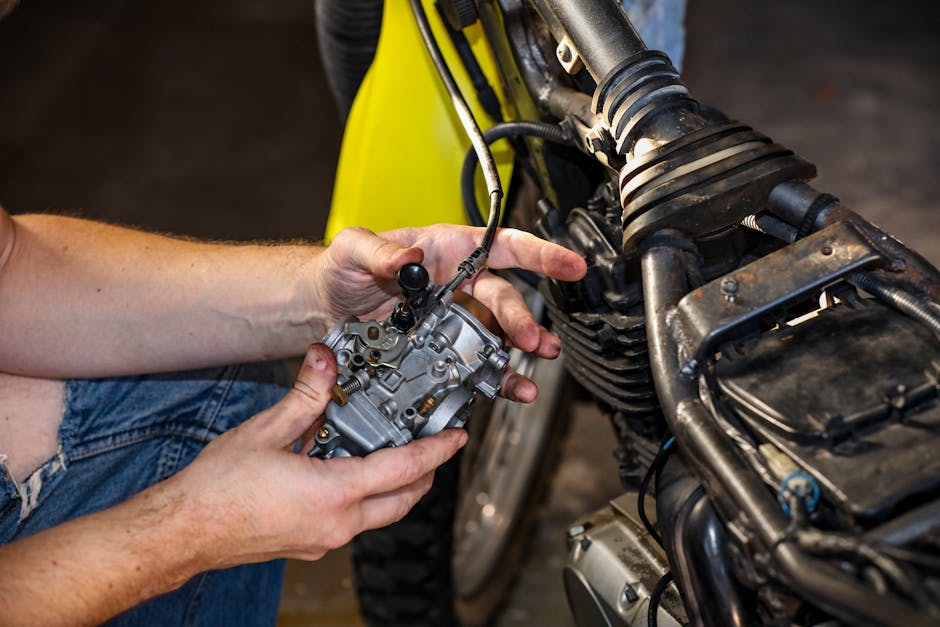 Manos de mecánico ajustando componentes de una moto en ServiMotriz