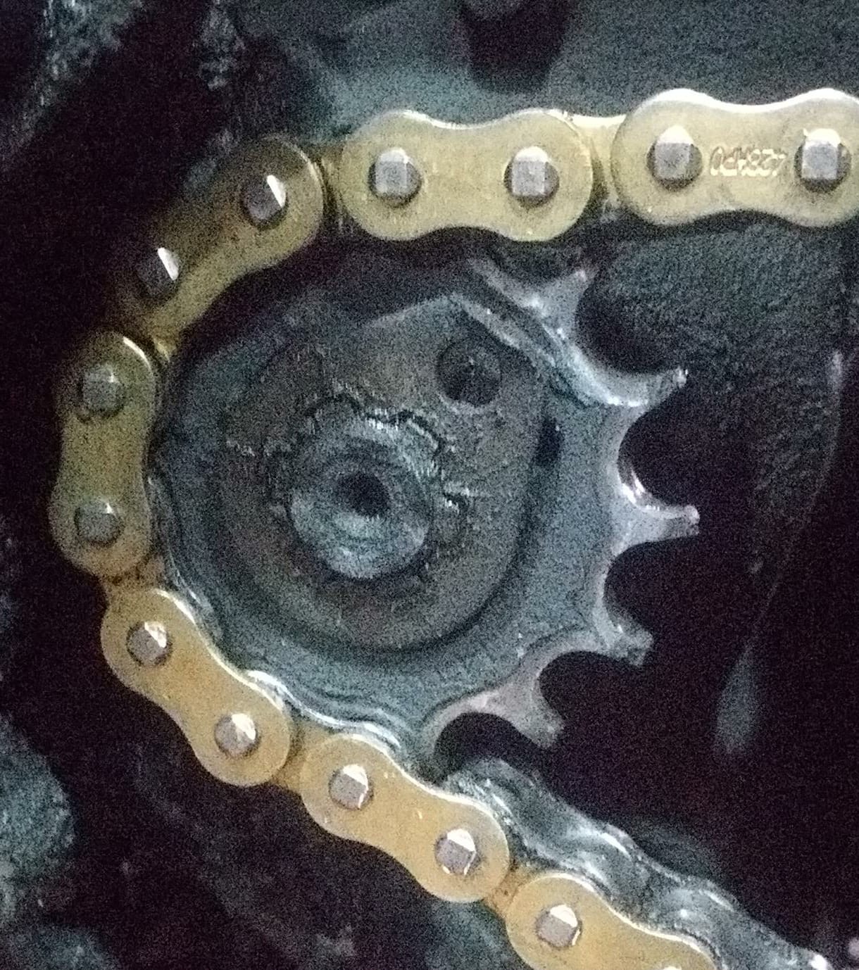 Piñón de transmisión de moto con desgaste avanzado, a punto de fallar