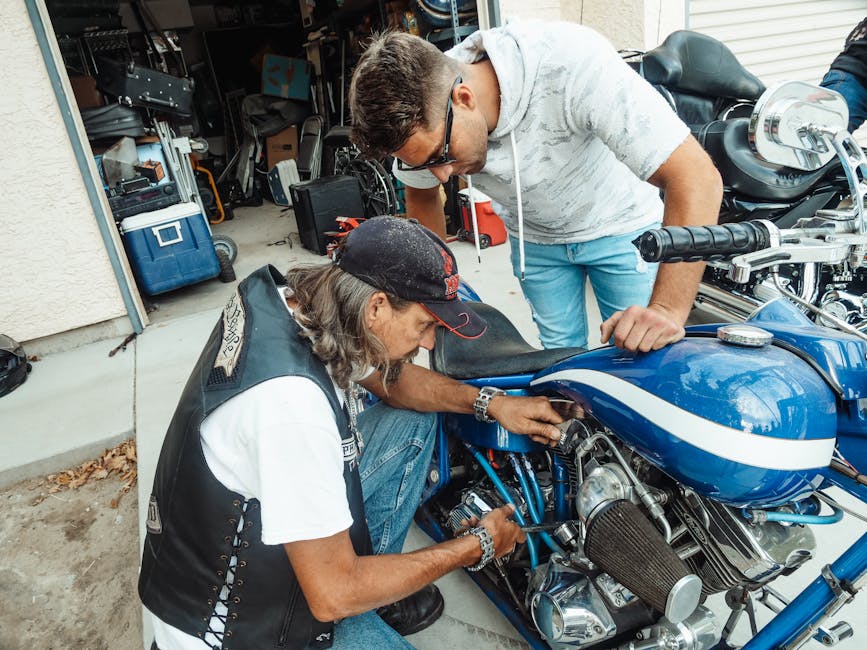 Mecánicos de ServiMotriz reparando la transmisión de una moto